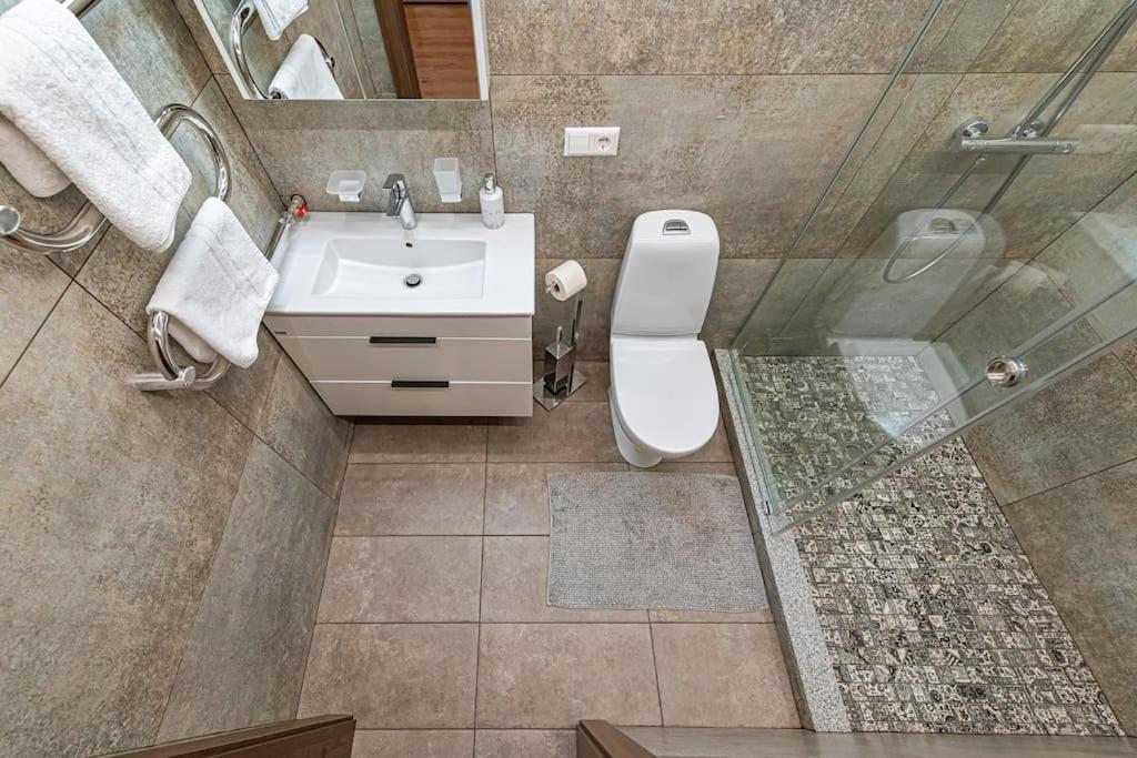 Riverfront 1bd Old Town By Hostlovers *