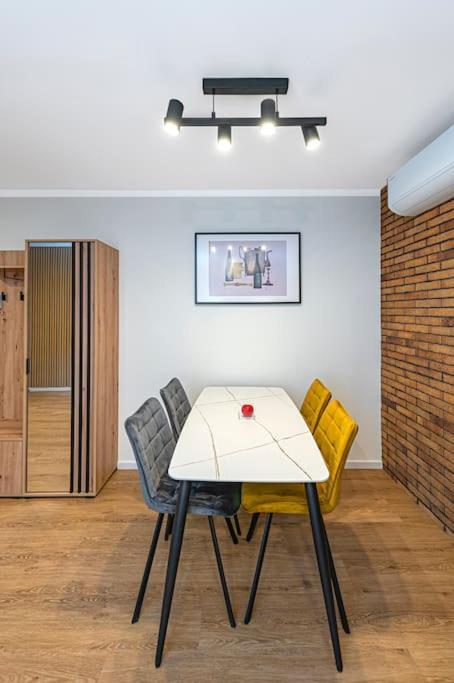 Riverfront 1bd Old Town By Hostlovers Apartament Kowno