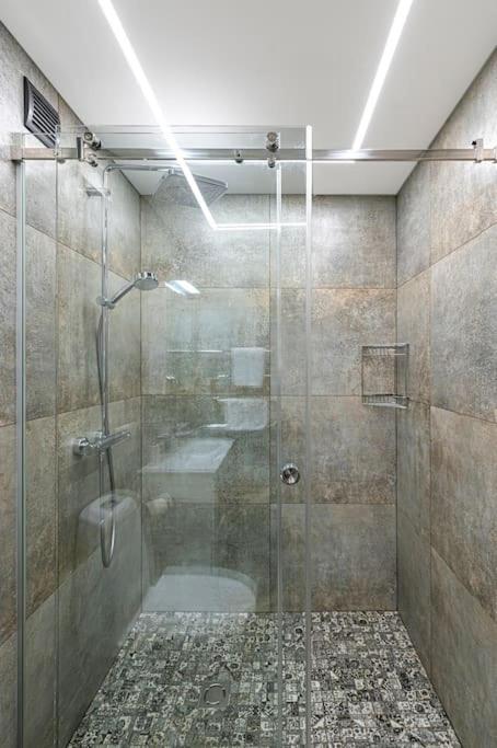 Apartament Riverfront 1bd Old Town By Hostlovers *