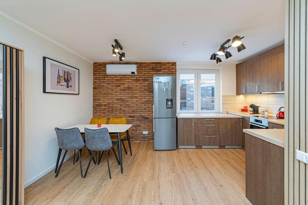 Riverfront 1bd Old Town By Hostlovers *